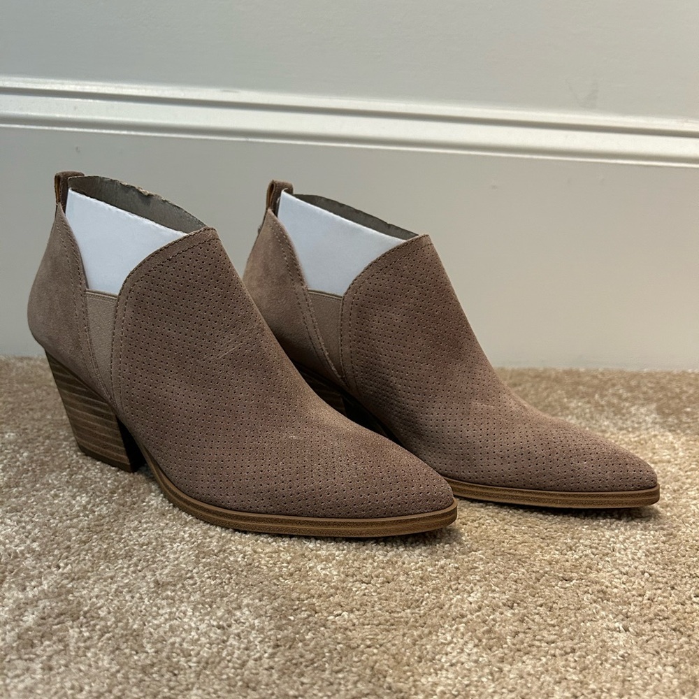 Marc Fisher LTD Dalar Perforated taupe suede ankle boots Size 7 - Picture 1 of 6
